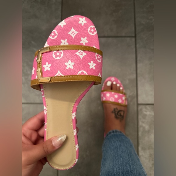 Shoes - 🌸 New! Patterned Pink & Tan Slide Sandals | Cute, Comfy & Summer-Ready 🌸